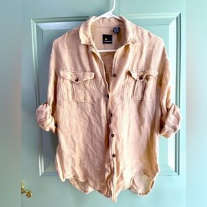 Liz Sport Linen & Rayón Shirt with sleeve button up straps.